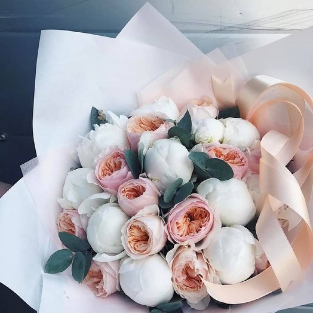 Купить Букет белые пионы и пионовидные розы R508 в Москве, цена 13 990 руб.